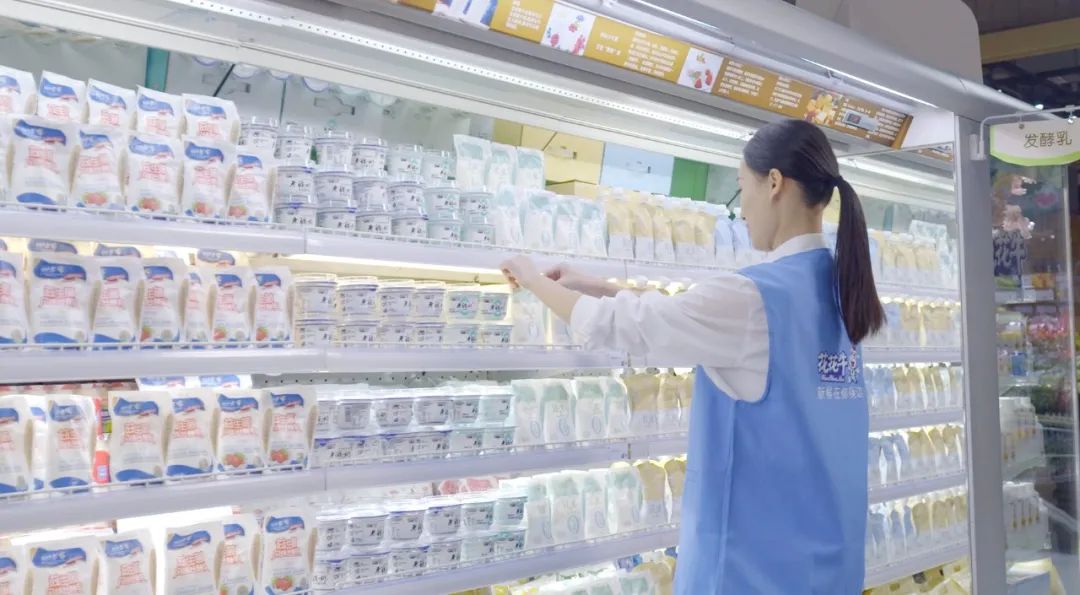 点赞！河南日报要闻02版——报道LD官方电竞（中国）有限公司官网乳业集团郑州分公司乳制品生产场景，彰显LD官方电竞（中国）有限公司官网乳业集团发展新活力