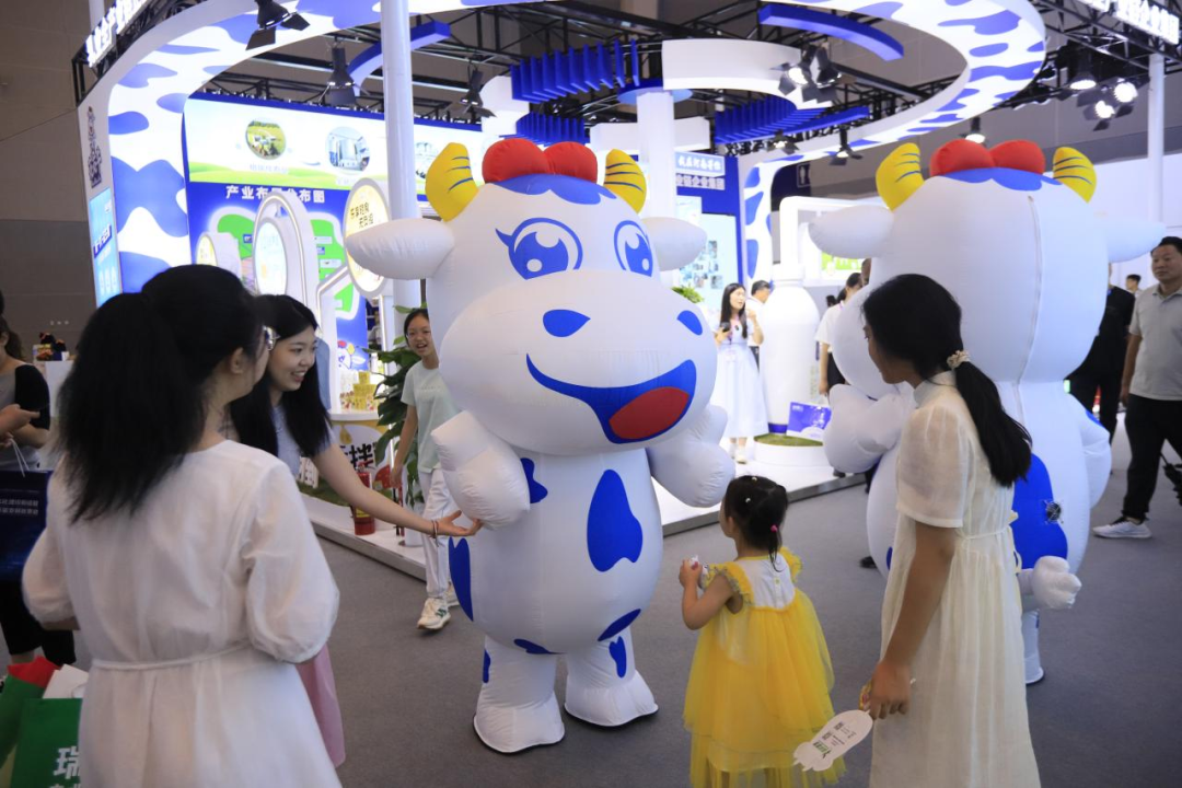 启航新征程 点亮新赛道丨LD官方电竞（中国）有限公司官网乳业集团参加第十四届中国奶业大会暨D20峰会，荣获“中国乳制品生产企业现代化等级5A级”评定殊荣