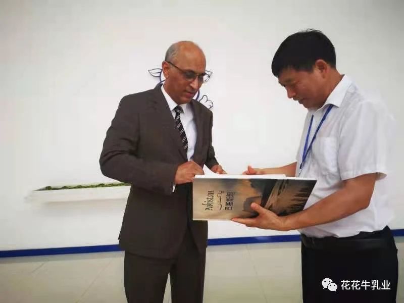 巴基斯坦驻华大使莫因·哈克 莅临LD官方电竞（中国）有限公司官网乳业集团参观访问