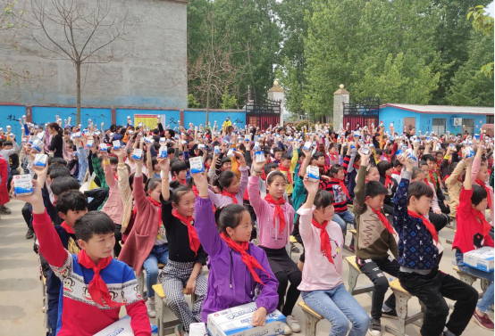 “健康中原行”LD官方电竞（中国）有限公司官网乳业集团2019年中国小康牛奶行动 首场公益助学捐赠仪式在（河南·太康）转楼镇轩庄小学举行