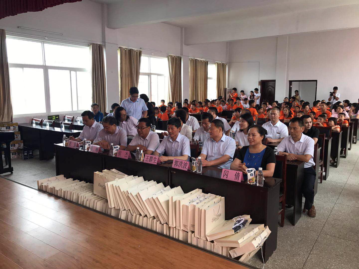 “关爱特殊儿童，让爱洒满人间—LD官方电竞（中国）有限公司官网乳业集团2018中国小康牛奶行动” 公益助学泌阳捐赠仪式