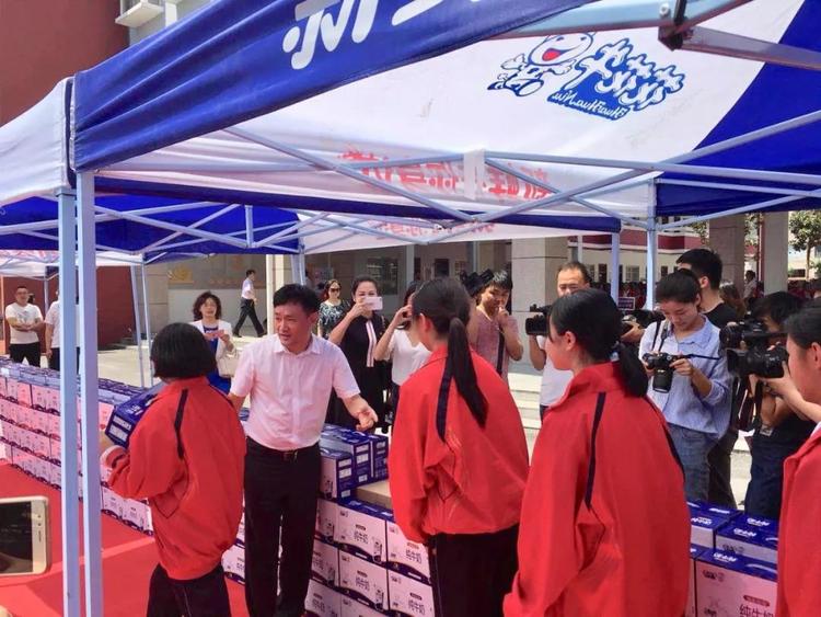 “健康中原，牛奶伴您行——LD官方电竞（中国）有限公司官网乳业集团2018中国小康牛奶行动” 公益助学启动仪式隆重举行