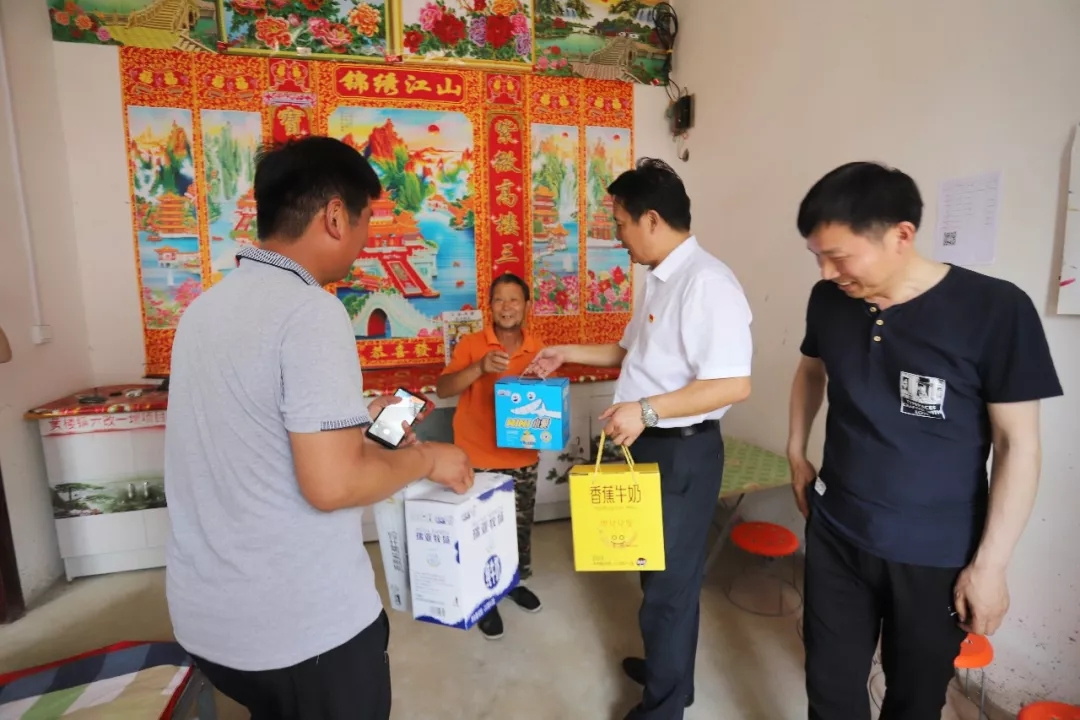 LD官方电竞（中国）有限公司官网乳业集团走访慰问贫困户 结对帮扶暖人心