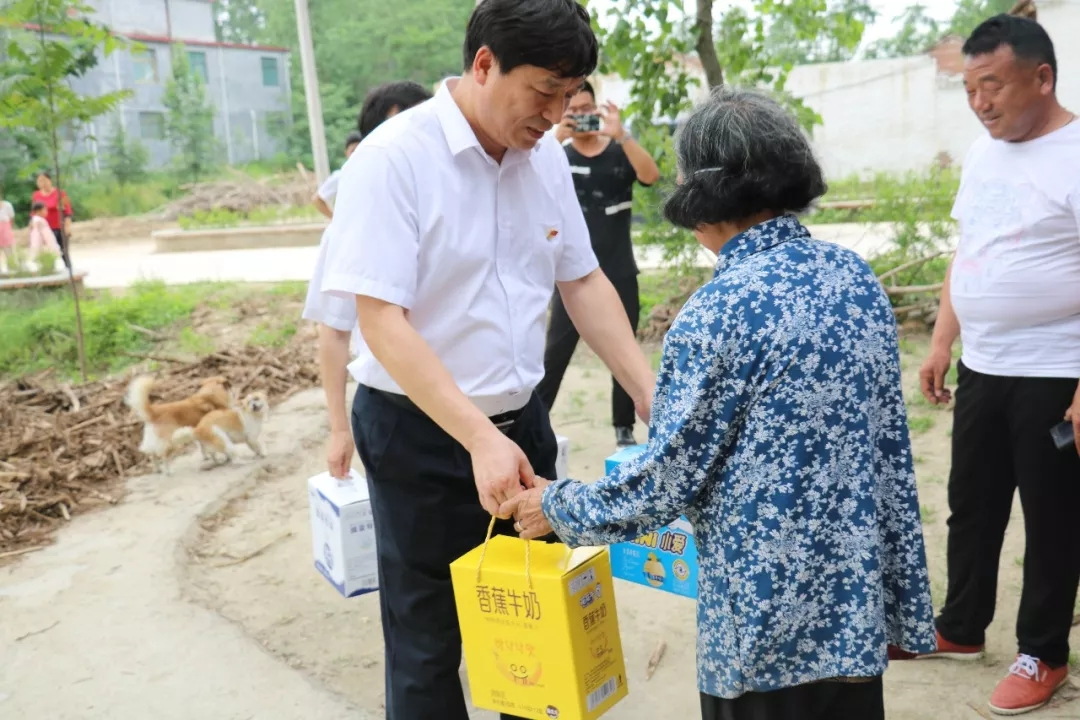 LD官方电竞（中国）有限公司官网乳业集团走访慰问贫困户 结对帮扶暖人心