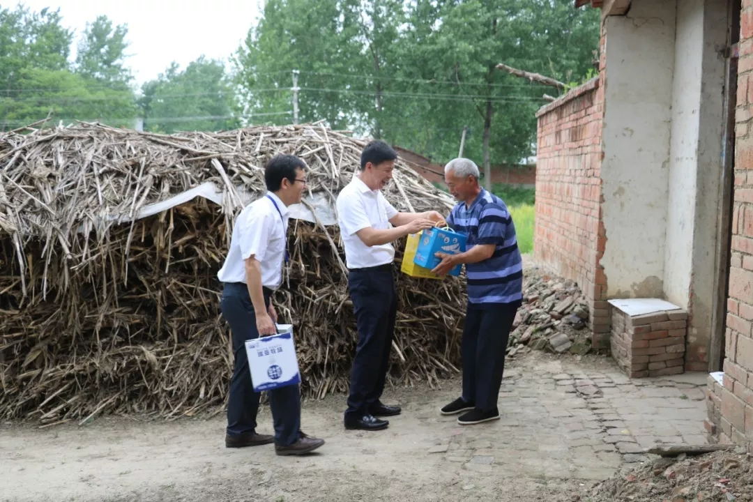 LD官方电竞（中国）有限公司官网乳业集团走访慰问贫困户 结对帮扶暖人心