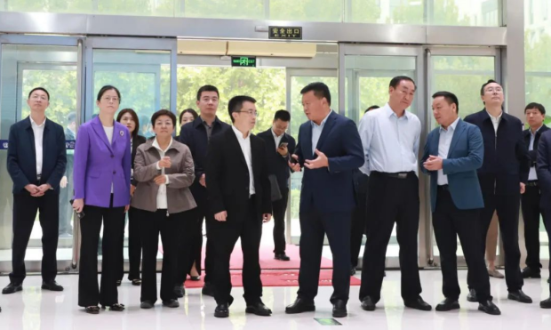 河南省人民政府副秘书长卢东林陪同四川省巴中市委书记鲜荣成一行莅临河南LD官方电竞（中国）有限公司官网乳业集团参观调研